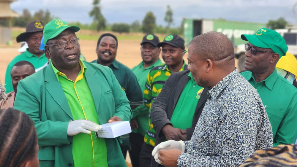 Mwenyekiti wa CCM Mkoa wa Njombe Mhe. Deo Sanga, Akiongea na Mkuu wa Mkoa wa Njombe Mhe. Antony Mtaka Pamoja wa Wananchi Wengine, Wakati Kamati ya CCM Mkoani Humo ilipotembelea Kiwanda cha Mipira ya Mikono cha MSD- Idofi, Kilichoko Makambako, Mkoani Njombe.