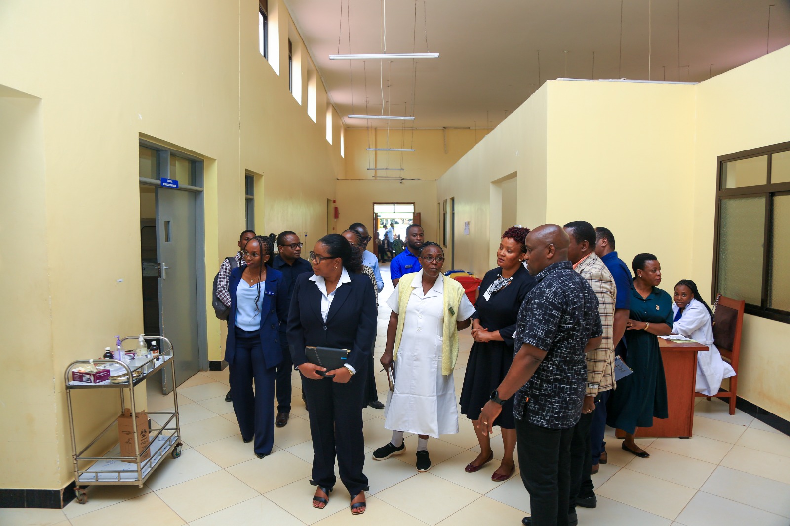 Mwenyekiti wa Bodi ya Wadhamini ya MSD, Bi. Rosemary Silaa, Akikagua Baadhi ya Vifaa Tiba Vilivyosambazwa na MSD Kwenye Hospitali ya Rufaa ya Mkoa -Bukoba