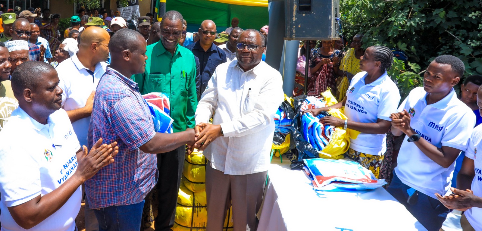 Mkuu wa Mkoa wa Shinyanga Mhe.Anamoringi Macha Akimkabidhi Mwananchi Vyandarua Wakati wa Zoezi la Uzinduzi wa Zoezi la Usambazaji wa Vyandarua Mkoa wa Shinyanga.