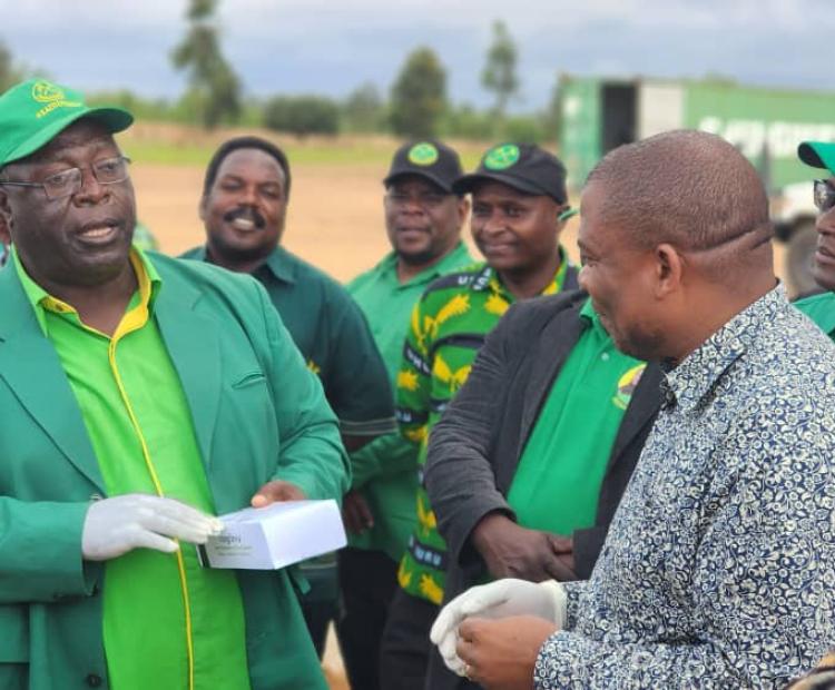 Mwenyekiti wa CCM Mkoa wa Njombe Mhe. Deo Sanga, Akiongea na Mkuu wa Mkoa wa Njombe Mhe. Antony Mtaka Pamoja wa Wananchi Wengine, Wakati Kamati ya CCM Mkoani Humo ilipotembelea Kiwanda cha Mipira ya Mikono cha MSD- Idofi, Kilichoko Makambako, Mkoani Njombe.