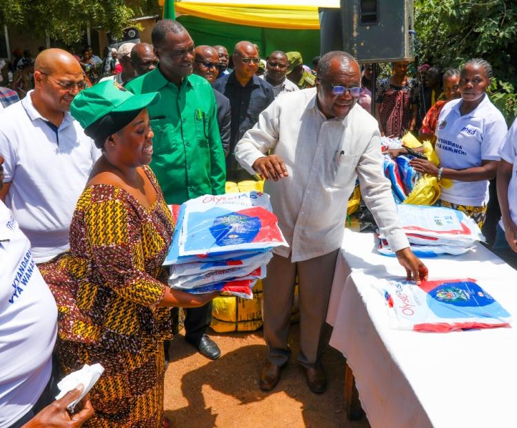 Mkuu wa Mkoa wa Shinyanga Mhe.Anamoringi Macha Akimkabidhi Mwananchi Vyandarua kama Ishara ya Uzinduzi wa Zoezi la Usambazaji wa Vyandarua Mkoa wa Shinyanga.