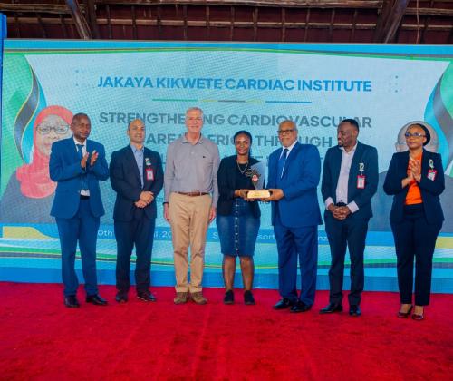Afisa Huduma kwa Wateja wa MSD Kanda ya Dar es Salaam Bi. Diana Kimario Akipokea Tuzo Kutoka kwa Mgeni Rasmi na Waziri wa Afya wa Serikali ya Mapinduzi ya Zanzibar Kwaniaba ya Uongozi wa MSD, Wakati Mkutano wa Kimataifa wa Magonjwa ya Moyo 
